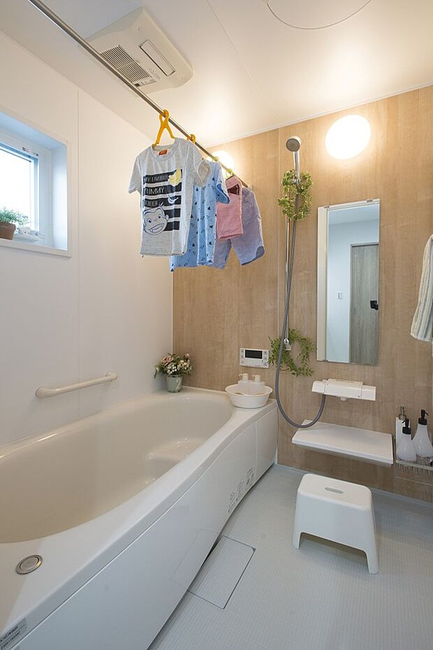 【モデルハウス　浴室】大きな窓を付けて、自然を感じながら入るお風呂もいいし
浴室の壁を木目にすると、温かみが出て癒されます。