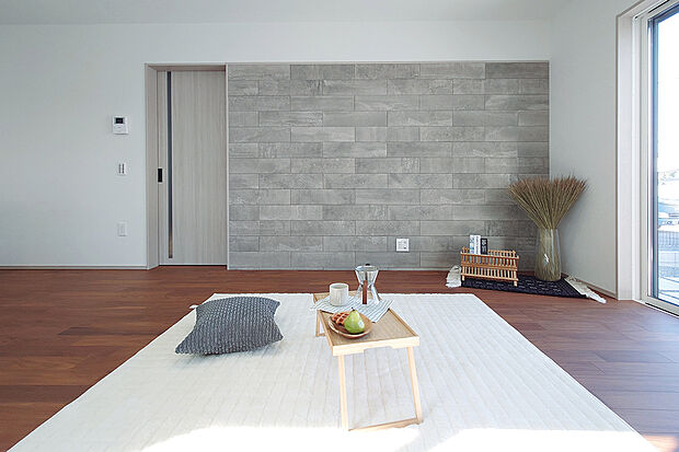 調湿・脱臭に優れた「エコカラット」を採用。家族が集まる空気を心地よいものにしてくれます。/7号地