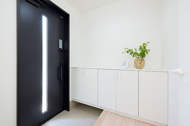 消臭・調湿効果のある”エコカラット”を採用した玄関。家族分の靴もすっきりと収納できます。/3号地