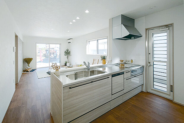 【キッチン│視界が通って開放感◎】キッチンから部屋全体を見渡せる対面式を採用。長時間お子様から目を離す心配を減らします！/7号地