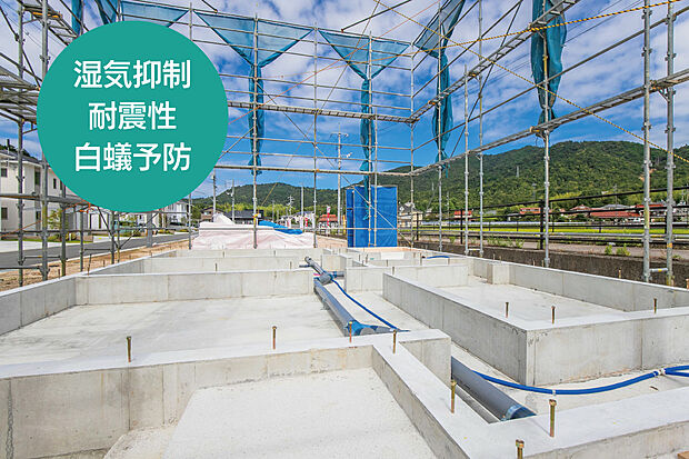【【建物の荷重を面で支えるベタ基礎】】布基礎よりも耐震性を高めやすいベタ基礎を標準採用。
広い面で家を支えることができるため、荷重が分散し耐震性の高い住宅を造ることができる大きなメリットがあります。