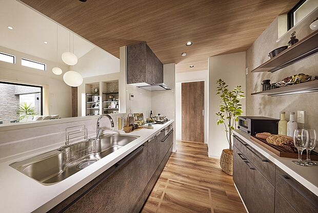 【※当社施工例画像／分譲済み】快適な作業性やお手入れのしやすさ、高い収納力などの確かな機能を、先進の設備・仕様とともにお届けする「レーベンプラッツ」のキッチン。