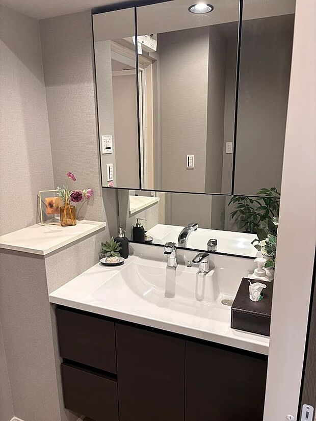 【洗面化粧台】ミラーの裏は、洗面用具などの小物が収まる奥行きを確保した収納棚となっています。また、カウンターは、天板とボウルの継ぎ目がない一体型カウンタートップとなっています。※同仕様モデルハウス画像