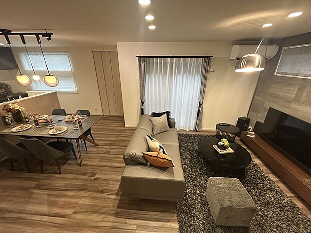 【リビング】リビング・ダイニングにガス温水式床暖房を採用。足下から部屋全体を穏やかに温めるので、ハウスダストの巻き上げや、空気の乾燥も抑えることができます。
※同仕様モデルハウス写真