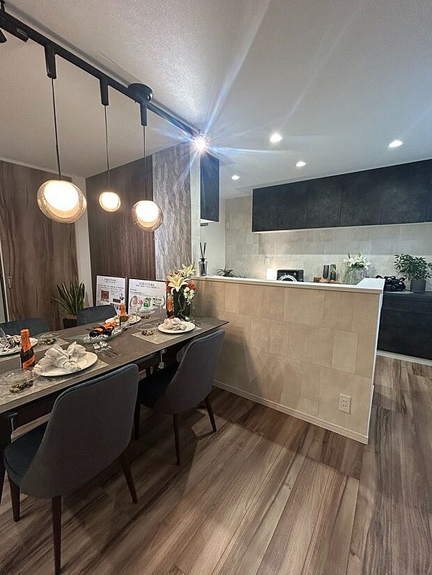 【ダイニングキッチン】キッチンは家族がコミュニケーションをとりやすい対面式キッチンを採用。※同仕様モデルハウス写真