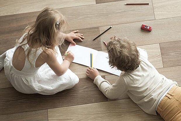 【ガス温水式床暖房】グースネックタイプのスタイリッシュなフォルム。水栓に触れなくてもセンサーに手をかざすだけで吐水・止水ができます。