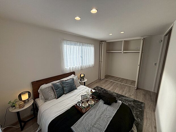 【【主寝室】】大型収納を配した主寝室は独立感のあるプライバシー重視設計。※現地モデルハウス写真