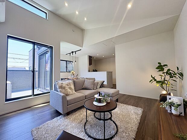 【【リビングダイニング】家族の会話が生まれるリビングダイニング
(同仕様モデルハウス写真)