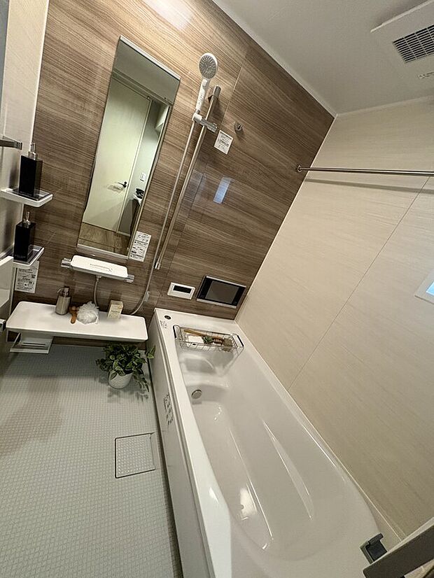 【【浴室】】浴槽に浸かりながら楽しめる12インチの浴室テレビを標準装備。「たからのミラバスビジョン」と連動し、バスタイムのリラックス効果をより高めます。