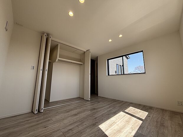 【【洋室】】開放感あふれるダウンライトの光に包まれた、洗練された洋室。大容量のクローゼットを設け、お部屋を常に美しく、すっきりと保つことができる機能的な設計です。※現地9号棟写真（2026年3月撮影）