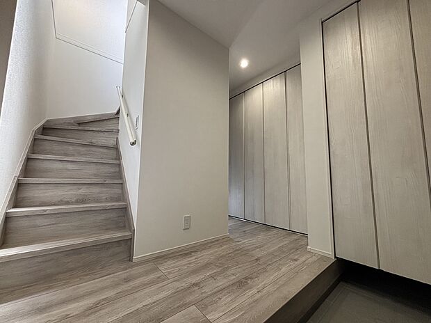 【【ホール】】視覚的な広がりを感じさせる、ゆとりあるホール設計。※現地9号棟写真（2026年3月撮影）