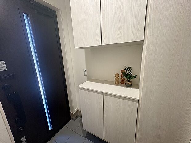 【玄関】玄関スペースにはゆとりがあり、シューズクローゼット付き。
リモコンキーやタグキーに対応したスマート電子錠を採用。
※現地写真