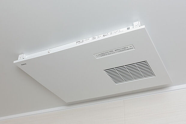 【浴室暖房乾燥機※当社施工事例写真】暖房、衣類乾燥、換気、涼風の機能を備えた浴室暖房乾燥機。雨の日や花粉の季節には洗濯物の乾燥に重宝します。