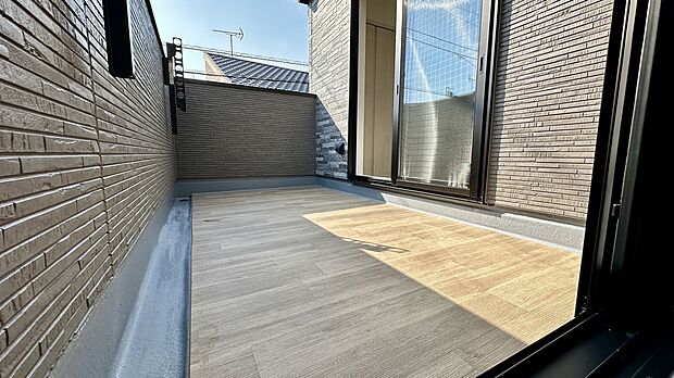 【バルコニー】青空を身近に感じる、プライベート性の高い外部空間です。※現地写真（2026年3月撮影）