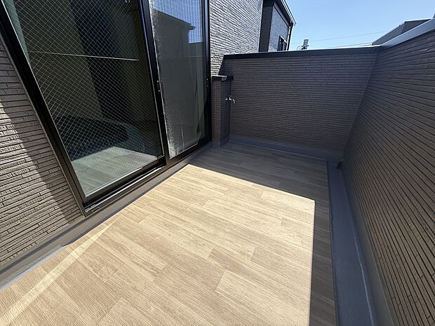 【ワイドバルコニー】日当たり良好なバルコニー。便利な水栓付きで、お子様のプール遊びやアウトドア用品のお手入れにも最適です。※現地モデルハウス写真