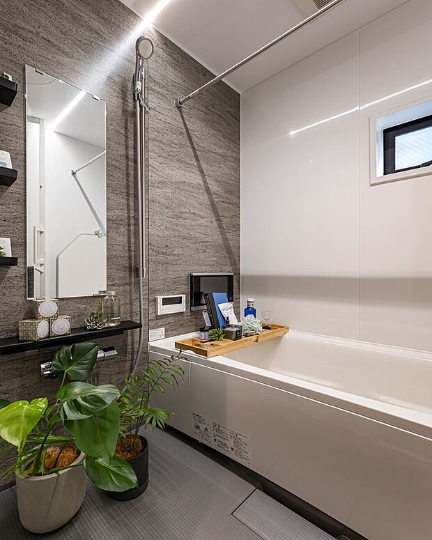 【浴室】全身がゆったりとつかれる浴槽は、「浴室TV」付きで、よりリラックス効果を高める効果がございます。また、ミラブルシャワー・マイクロバブルバス搭載、快適なバスタイムを過ごせます。
※同仕様モデルハウス画像