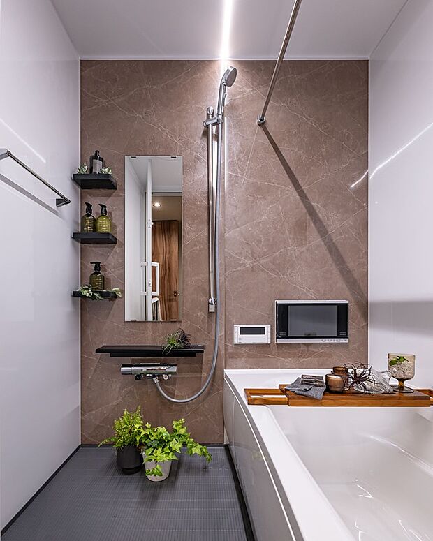 【浴室】全身がゆったりとつかれる浴槽は、「浴室TV」付きで、よりリラックス効果を高める効果がございます。また、ミラブルシャワー・マイクロバブルバス搭載、快適なバスタイムを過ごせます。
※同仕様モデルハウス写真
