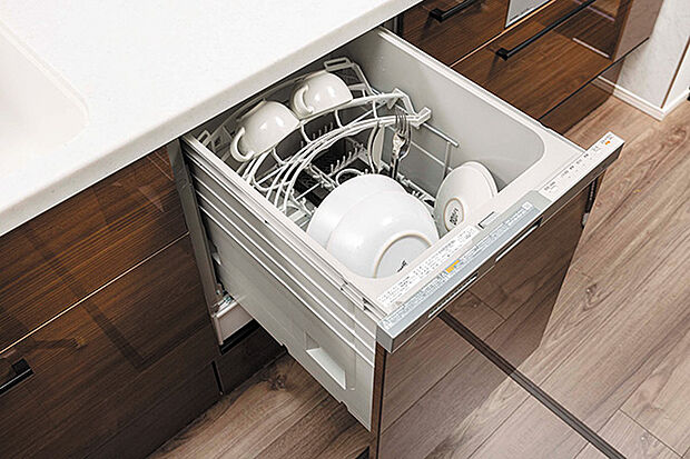【【食器洗い乾燥機】】場所を取らないビルトイン型の食器洗い乾燥機を標準装備しています。パワフルな洗浄力で頑固な汚れもしっかり落とします。※当社施工例画像