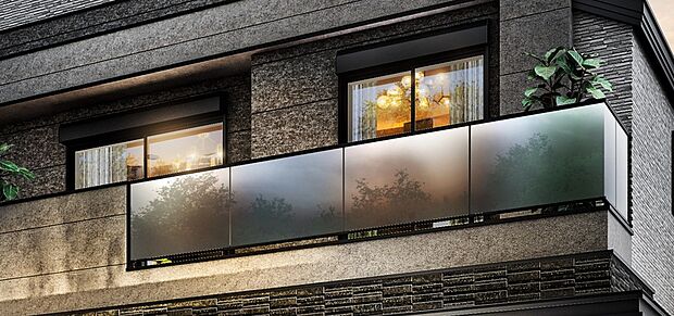 【開放的なバルコニー】フロストガラスのパネルを組み合わせることで、重厚さの中にモダンな抜け感を与え、都会的な洗練さを表現しています。重厚な佇まいの中に「煌めき」のエッセンスを加え、住まい全体に透明感と広がりをもたらします。