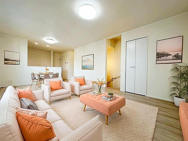 ☆LDK☆
キッチンからはリビングの全体が見渡せて、お料理しながら家族の様子が見渡せます♪カウンターは少し高くなってますので、手元が隠れて来客からは見えにくくなってます♪※家具はCG合成しております。