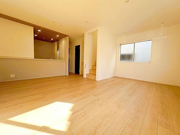 ☆Living　Room☆
会話はずむ対面キッチン！ダイニングスペースを広めに設けたので5脚や6脚のダイニングテーブルも置けそうです！