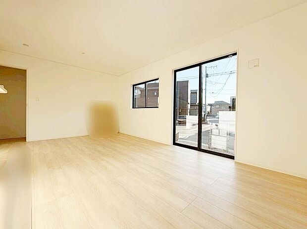 ☆Living　Room☆
広くて明るいＬＤＫ♪心地の良い光が全体を包みます！ また、くつろげるリビングが広く確保されているため、ご家族皆様の笑顔が溢れます。