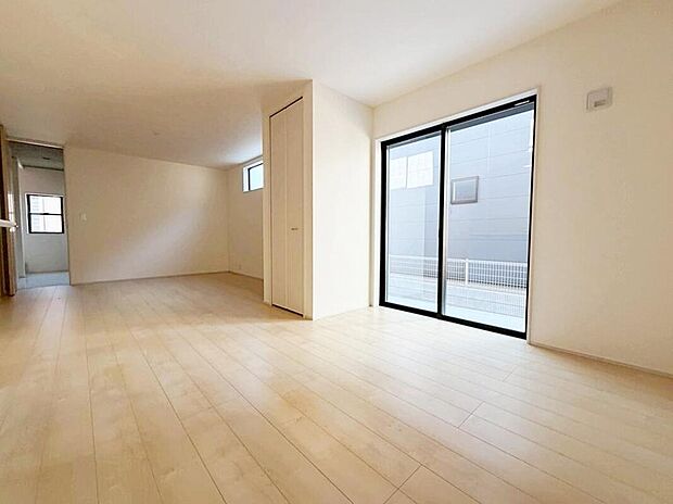 ☆Living　Room☆
フローリングは2つのガード機能で凹みや傷に強く、お手入れも簡単☆ワックスによる艶出しや保護も必要ない、お財布に優しい材質を選択しています♪