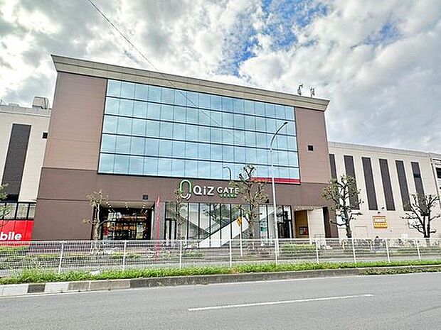 【クイズゲート浦和】車で5分♪
スーパーや飲食店が立ち並ぶ複合型ショッピングモール！
毎日のお買い物はもちろん、新生活の必需品を揃えるのにも便利ですね。