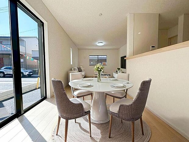 ☆Living　Room☆
会話はずむ対面キッチン！ダイニングスペースを広めに設けたので5脚や6脚のダイニングテーブルも置けそうです！※家具はCG合成しております。