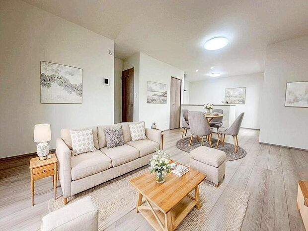 ☆LDK☆
キッチンからはリビングの全体が見渡せて、お料理しながら家族の様子が見渡せます♪カウンターは少し高くなってますので、手元が隠れて来客からは見えにくくなってます♪※家具はCG合成しております。