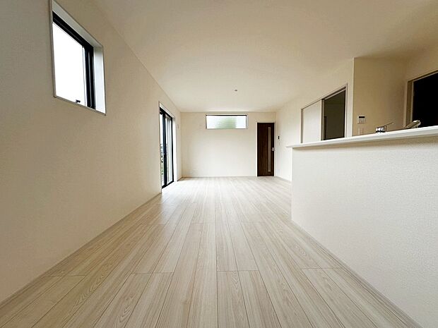 ☆Living　Room☆
フローリングは2つのガード機能で凹みや傷に強く、お手入れも簡単☆ワックスによる艶出しや保護も必要ない、お財布に優しい材質を選択しています♪
