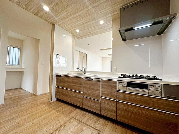 ☆System Kitchen☆
人工大理石トップ仕様の高級感のあるシステムキッチン。食洗機や浄水器、ハンドシャワーなど、高機能付きです。サポート力◎で、家事も快適スムーズに出来そうです。