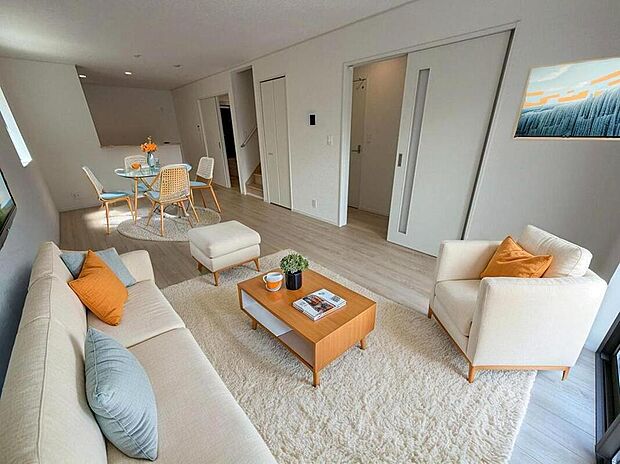 ☆Living　Room☆
広くて明るいＬＤＫ♪心地の良い光が全体を包みます！ また、くつろげるリビングが広く確保されているため、ご家族皆様の笑顔が溢れます。※家具はCG合成しております。