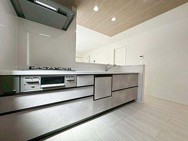 ☆System　Kitchen☆
対面キッチンですので、お食事の準備をしながらご家族との会話を楽しめます。広くて明るいキッチンは大変使いやすくなっております。