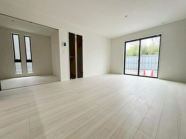 ☆Living Room☆
広くて明るいLDK♪心地の良い光が全体を包みます! また、くつろげるリビングが広く確保されているため、ご家族皆様の笑顔が溢れます。