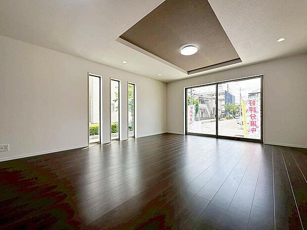 ☆Living Room☆
陽だまりに包まれる、ゆとりあるLDK。開放的なリビングは自然とみんなが集まる場所になり、家族の穏やかな日常にたくさんの笑顔を咲かせます。