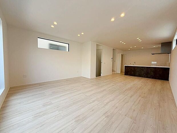 ☆Living Room☆広くて明るいLDK♪心地の良い光が全体を包みます! また、くつろげるリビングが広く確保されているため、ご家族皆様の笑顔が溢れます。※家具はCG合成しております。
