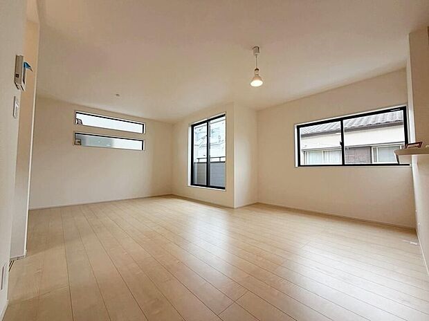 ☆Living　Room☆広くて明るいＬＤＫ♪心地の良い光が全体を包みます！ また、くつろげるリビングが広く確保されているため、ご家族皆様の笑顔が溢れます。