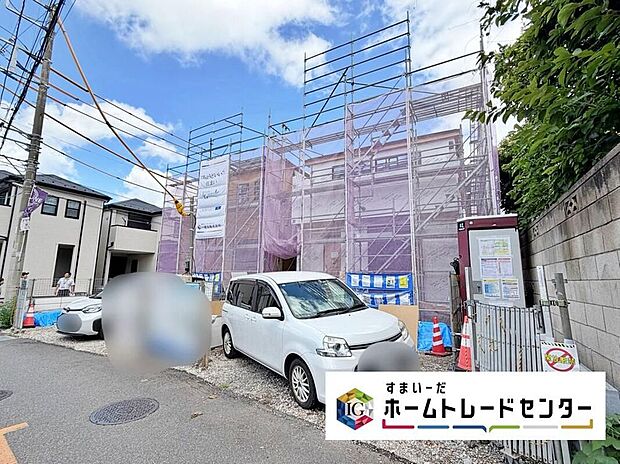 土地117.29m2のゆとりある敷地に、約18帖の広々LDKを確保。パントリーなど収納も充実し、カースペース2台分(車種による)を備えた暮らしやすい住まいです。