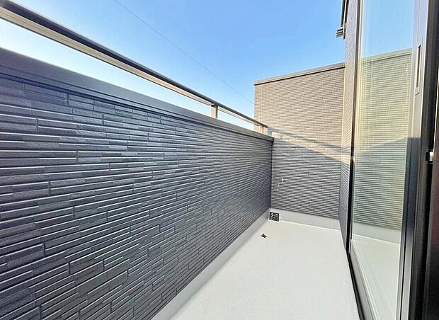 ☆Balcony☆ 南に面したバルコニーは陽当たり、解放感共に良好です♪たくさんの洗濯物も一気に干せるワイドタイプも嬉しいですね!