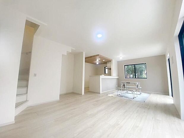☆Living　Room☆
広くて明るいＬＤＫ♪心地の良い光が全体を包みます！ また、くつろげるリビングが広く確保されているため、ご家族皆様の笑顔が溢れます。
