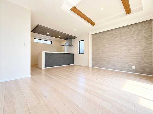 ☆Living Room☆
広くて明るいLDK♪心地の良い光が全体を包みます! また、くつろげるリビングが広く確保されているため、ご家族皆様の笑顔が溢れます。