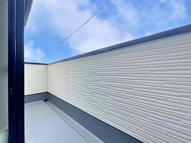 【バルコニー】南に面したバルコニーは陽当たり、解放感共に良好です♪たくさんの洗濯物も一気に干せるワイドタイプも嬉しいですね!