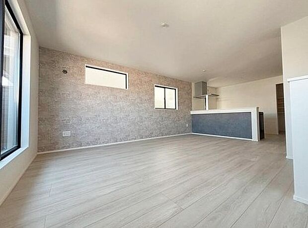 【☆LDK☆】会話はずむ対面キッチン!ダイニングスペースを広めに設けたので5脚や6脚のダイニングテーブルも置けそうです!