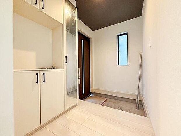 【☆Entrance☆】大型のシューズボックスをご用意しておりますのでたくさんの履物もすっきりと収納することができます!姿見付きでお出かけ前の身だしなみ確認にも便利にご利用頂けます♪