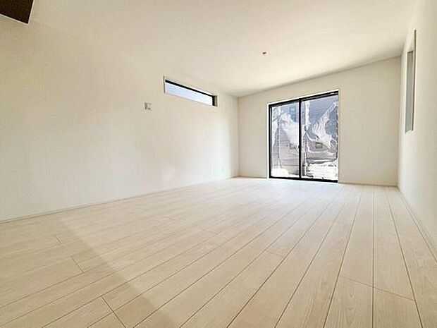 【☆Living Room☆】広くて明るいLDK♪心地の良い光が全体を包みます! また、くつろげるリビングが広く確保されているため、ご家族皆様の笑顔が溢れます。