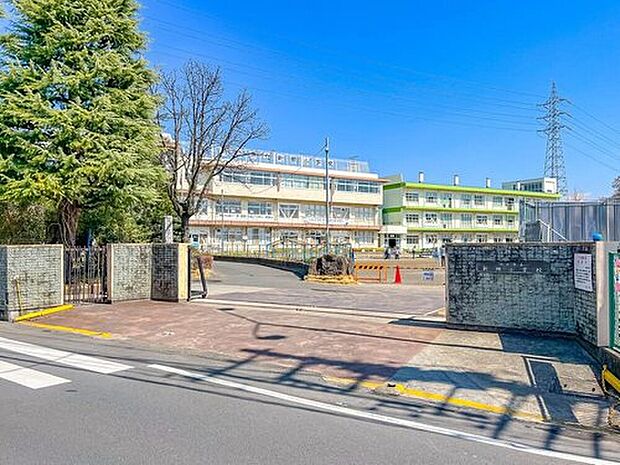 川口市立新郷小学校（約430m）
