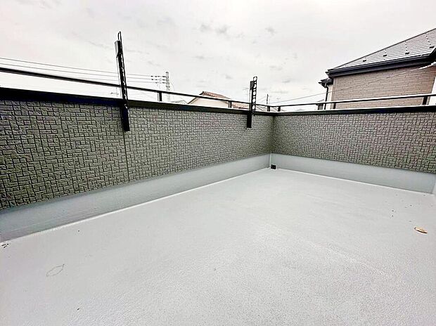 【バルコニー】この物件の魅力の一つです。バルコニーは、もちろん日当たり良好、だからこそ広くとり、洗濯物を干しやすくするとともに、日光浴にも遊び場にも使える空間を確保いたしました。