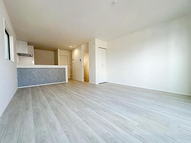 【リビング】会話はずむ対面キッチン！ダイニングスペースを広めに設けたので5脚や6脚のダイニングテーブルも置けそうです！