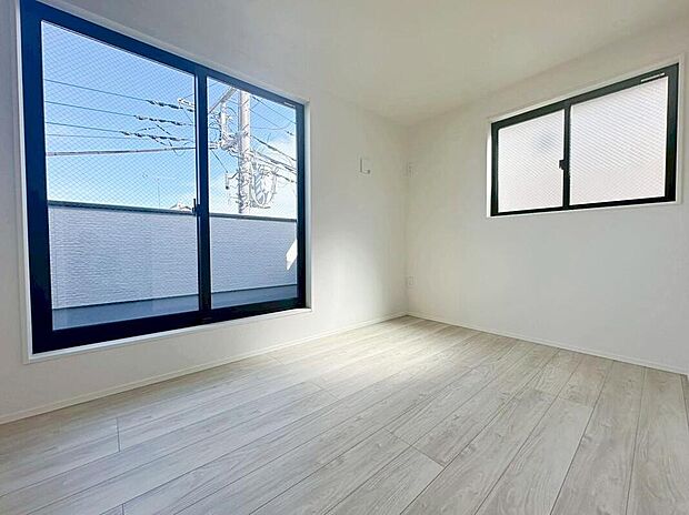 【リビング以外の居室】光を取り入れやすく、建物全体の窓の数も増えておりますので、換気性能に優れた物件です。窓を開ければ家中を気持ちの良い風が通り抜けます。